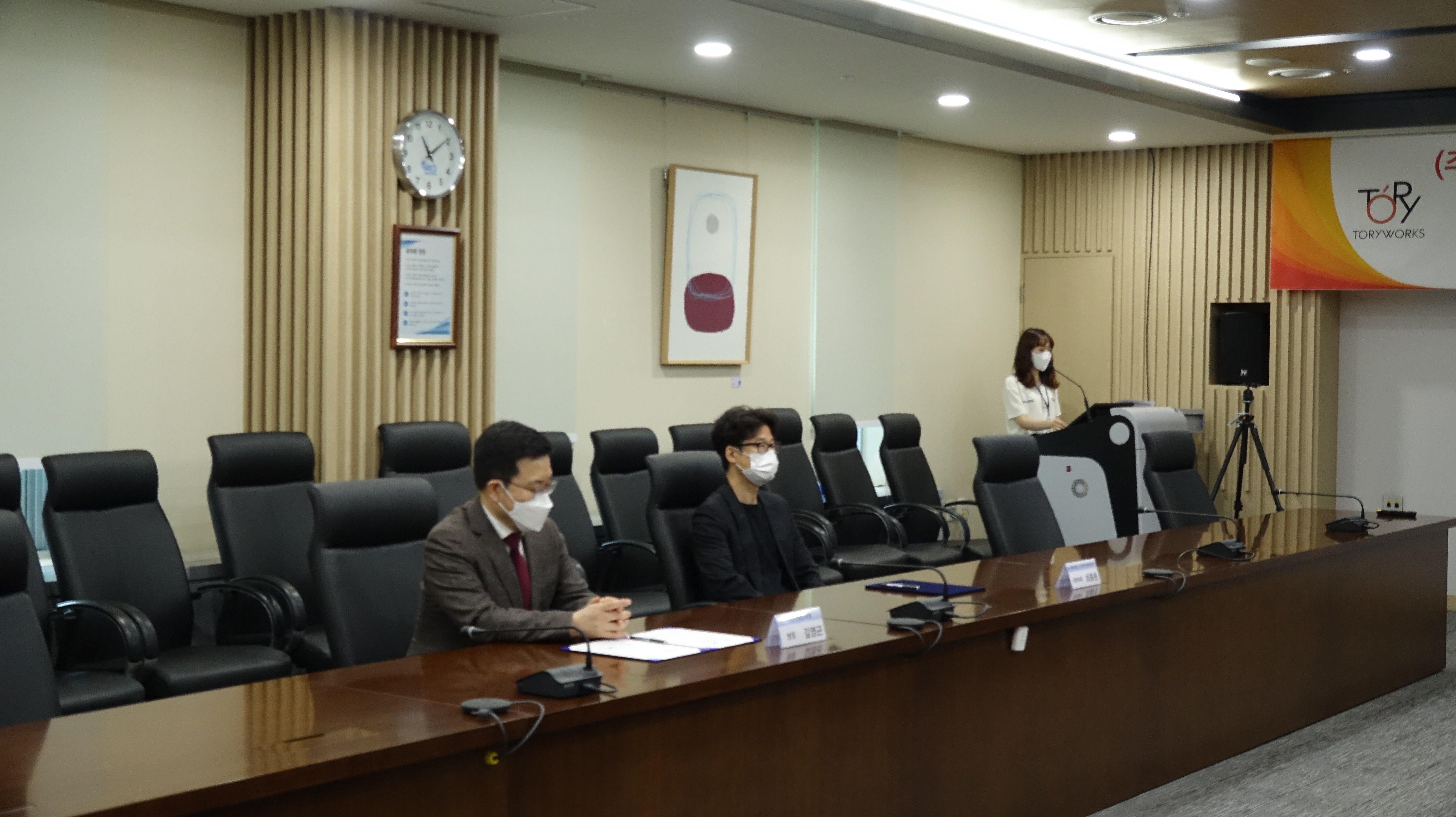 국립국제교육원장과 (주)토리웍스(TORYWORKS) 대표가 협약서에 서명하는 모습