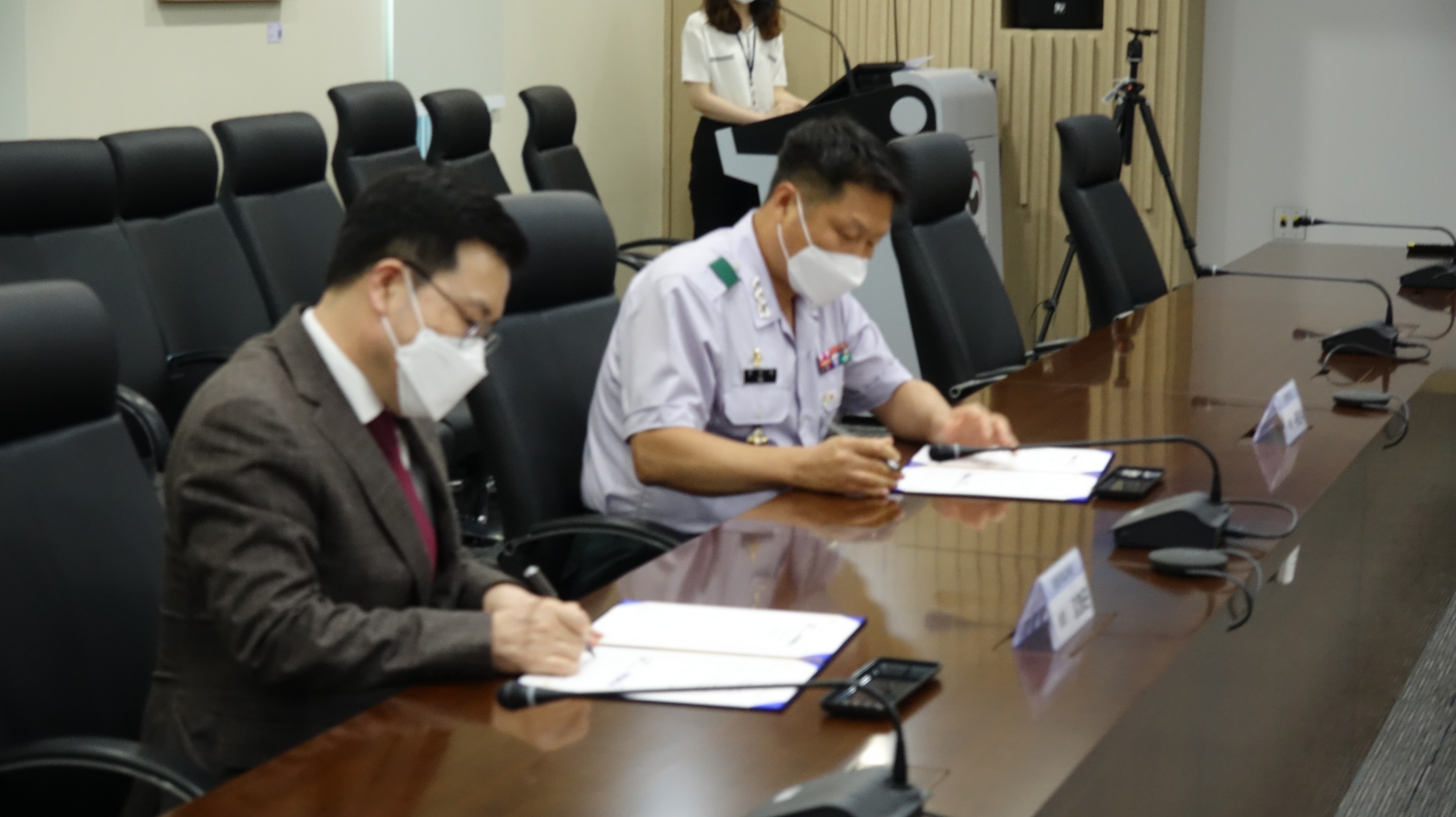 국립국제교육원-국방어학원 업무 협약식 협약서에 서명하는 모습