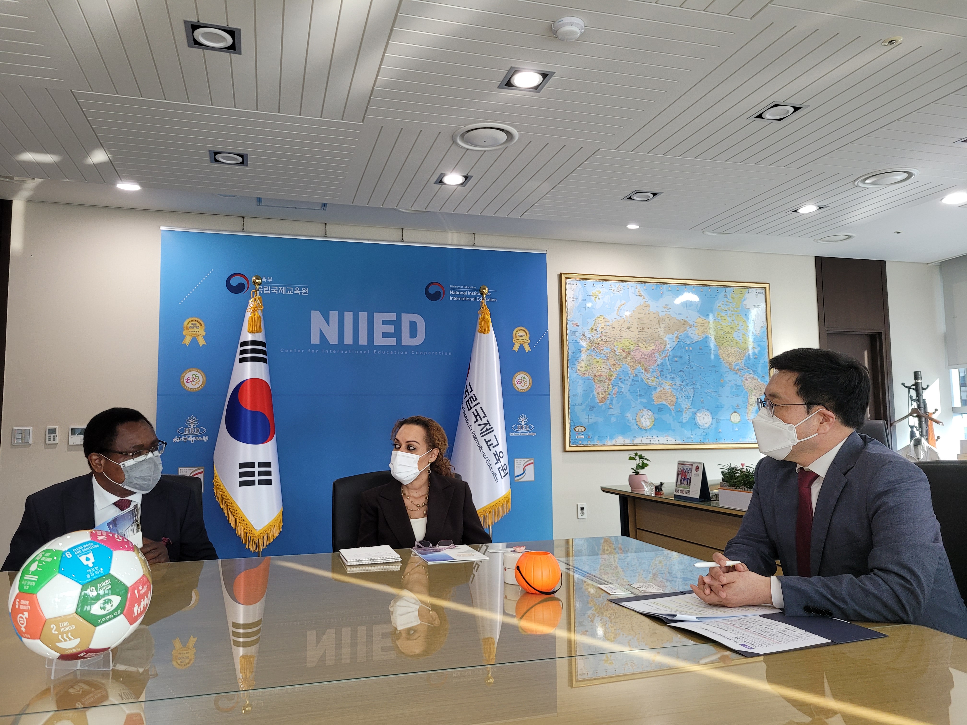 케냐 교육부차관 및 주한 케냐대사 업무 협의 중인 모습2 (국립국제교육원, National Institute for International Education)