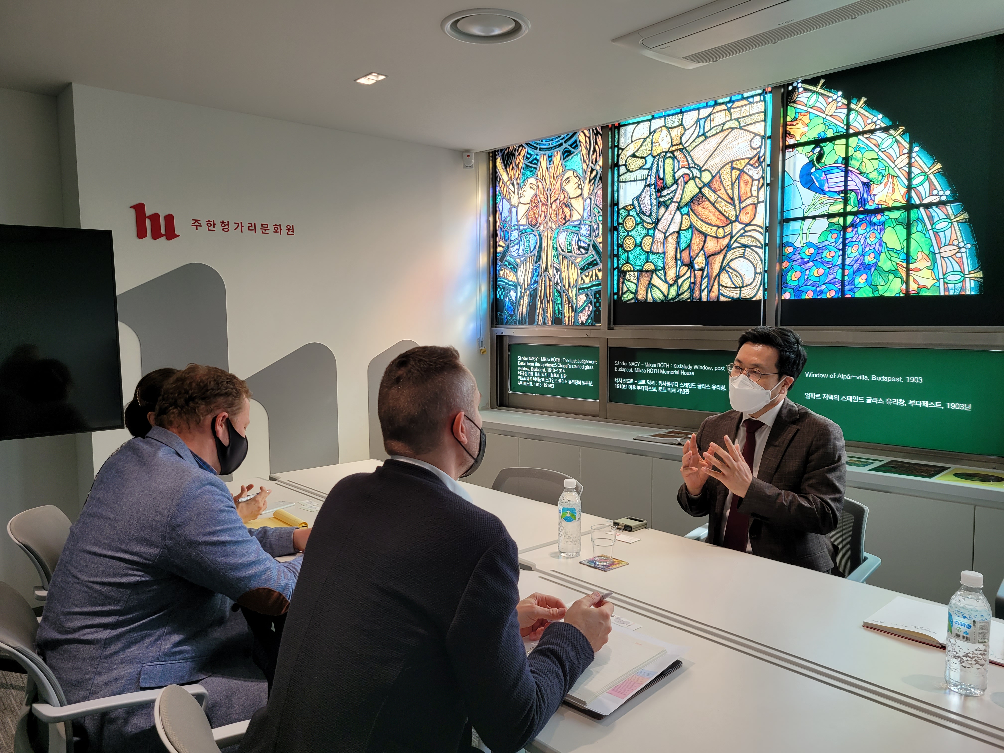 국립국제교육원장과 주한리스트헝가리문화원장 및 부원장 업무 협의 중인 모습2 (주한헝가리문화원)
