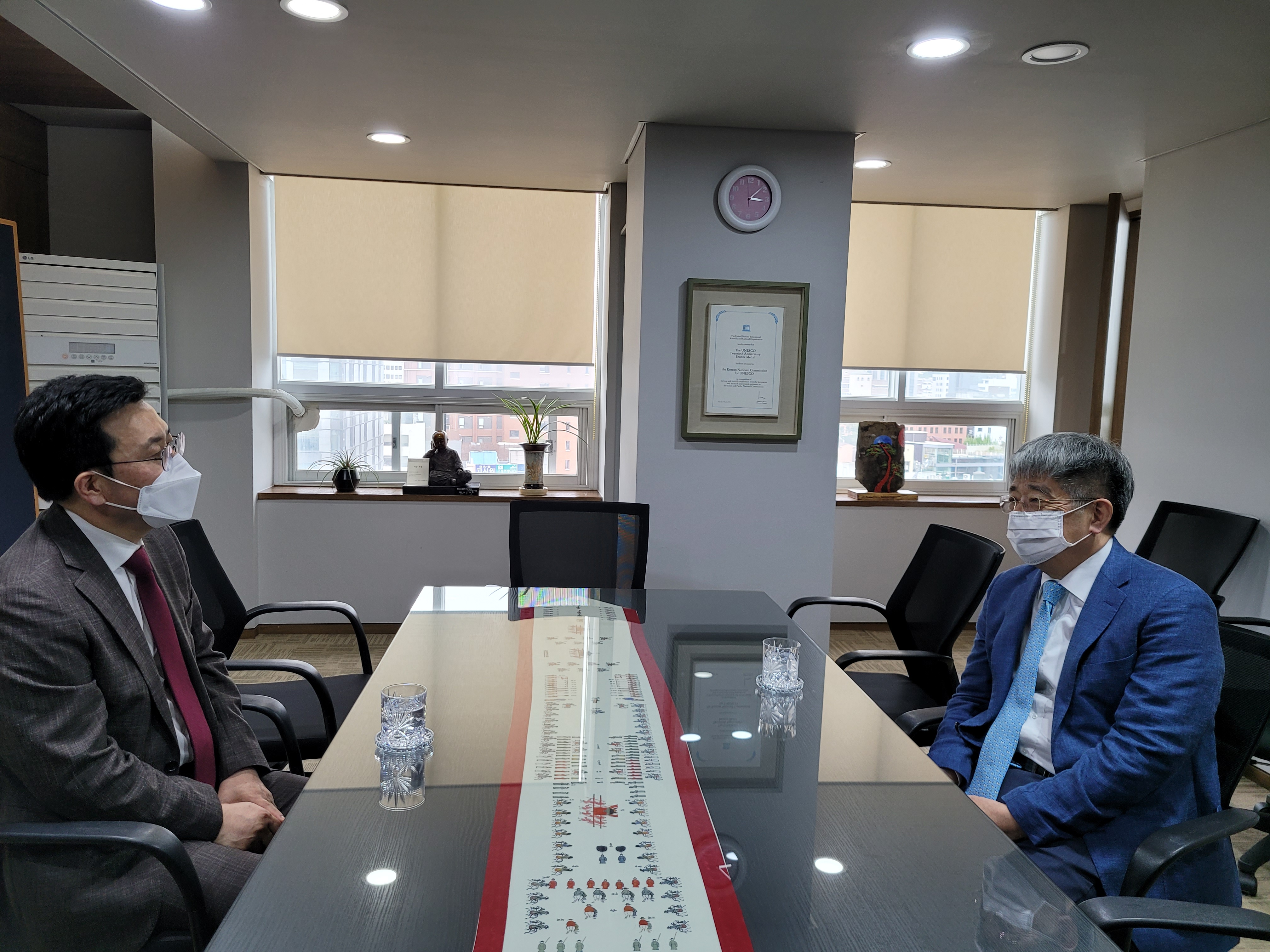 국립국제교육원장과 유네스코한국위원회 사무총장이 업무 협의 중인 모습