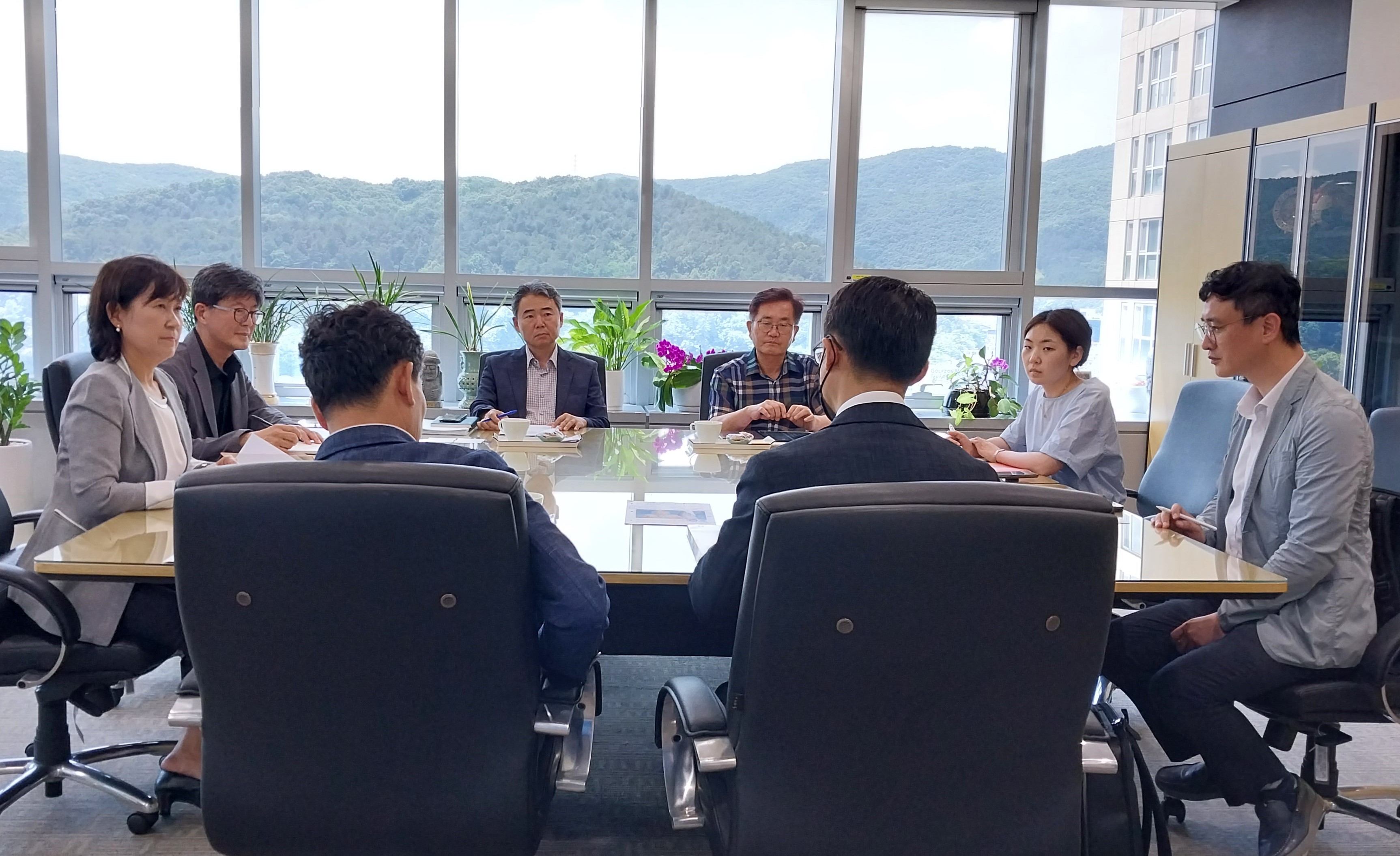 경북연구원 연구위원 및 경북도청 외국인공동체과 과장 등 업무협의 